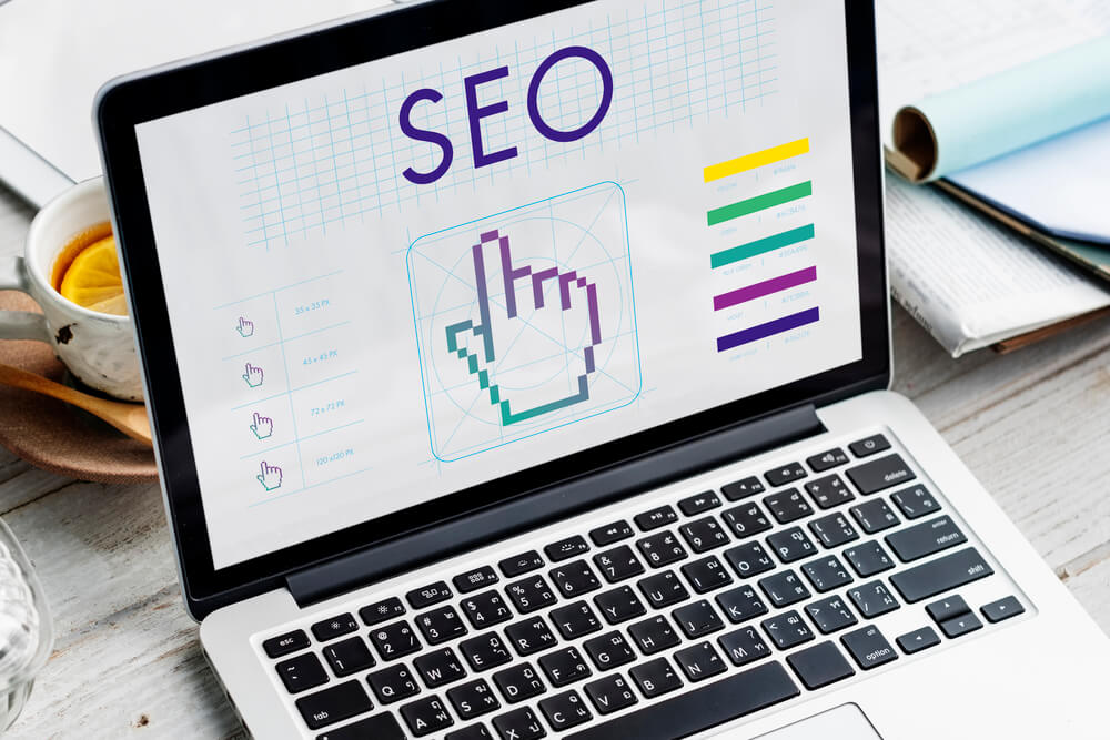 Tela de computador escrito SEO, representando a otimização de sites