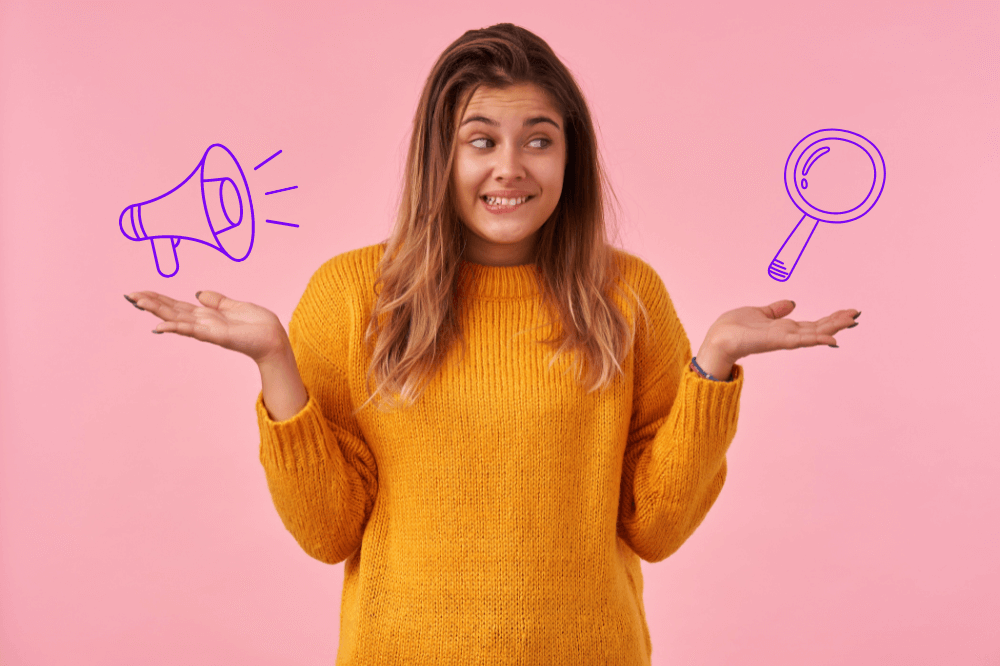 Menina escolhendo entre tráfego pago e tráfego orgânico